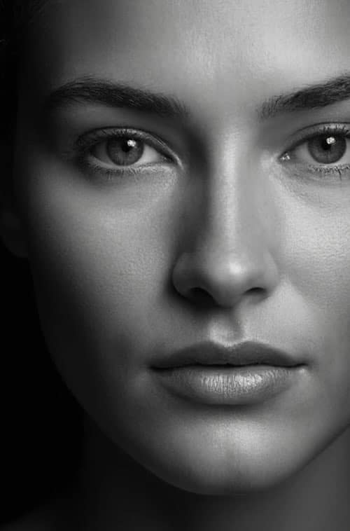 Portrait de femme en noir et blanc