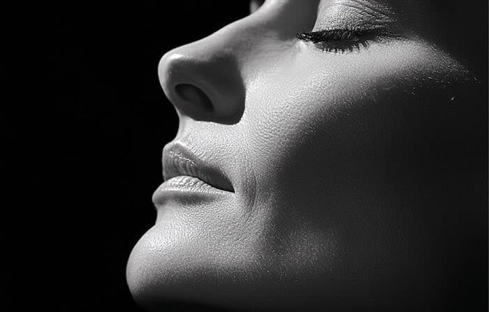 Portrait de femme en noir et blanc
